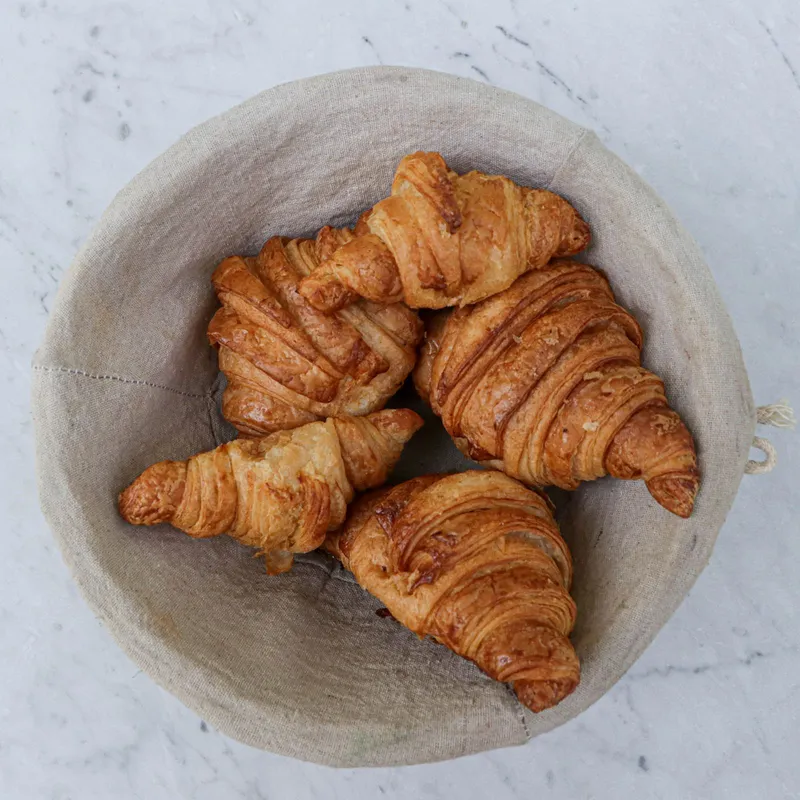 Croissants et pains au chocolat dorés, tout juste sortis du four