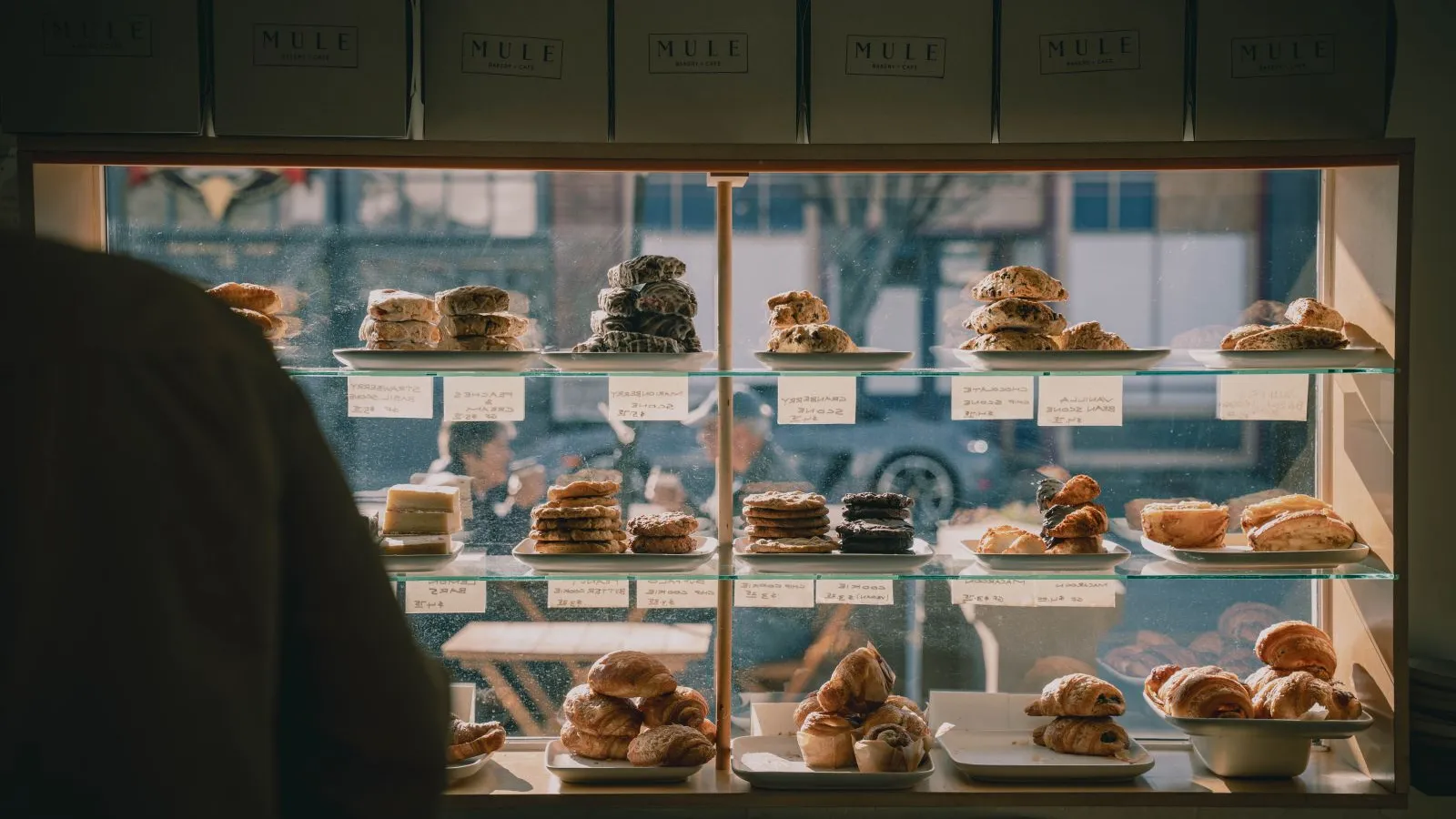 La vitrine de la boulangerie : présentoir garni de pains et de viennoiseries