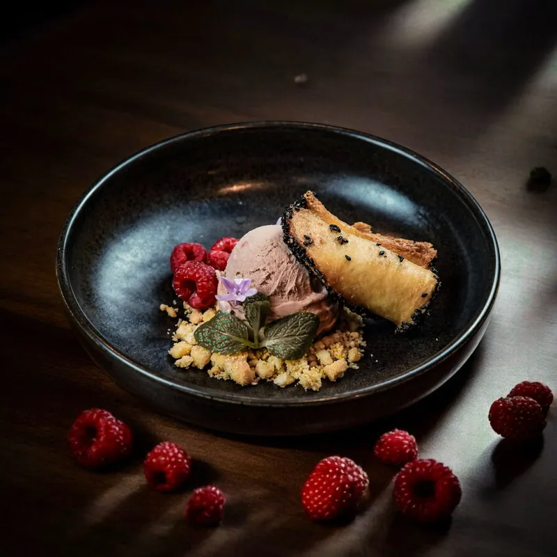 Assiette de dessert : part de gâteau doré et filet de sauce